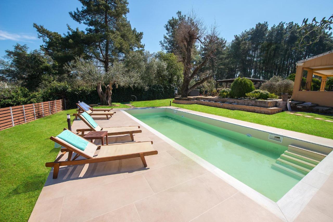 Spyrelia Villa With Private Pool & Outdoor Hot Tub Дасія Екстер'єр фото